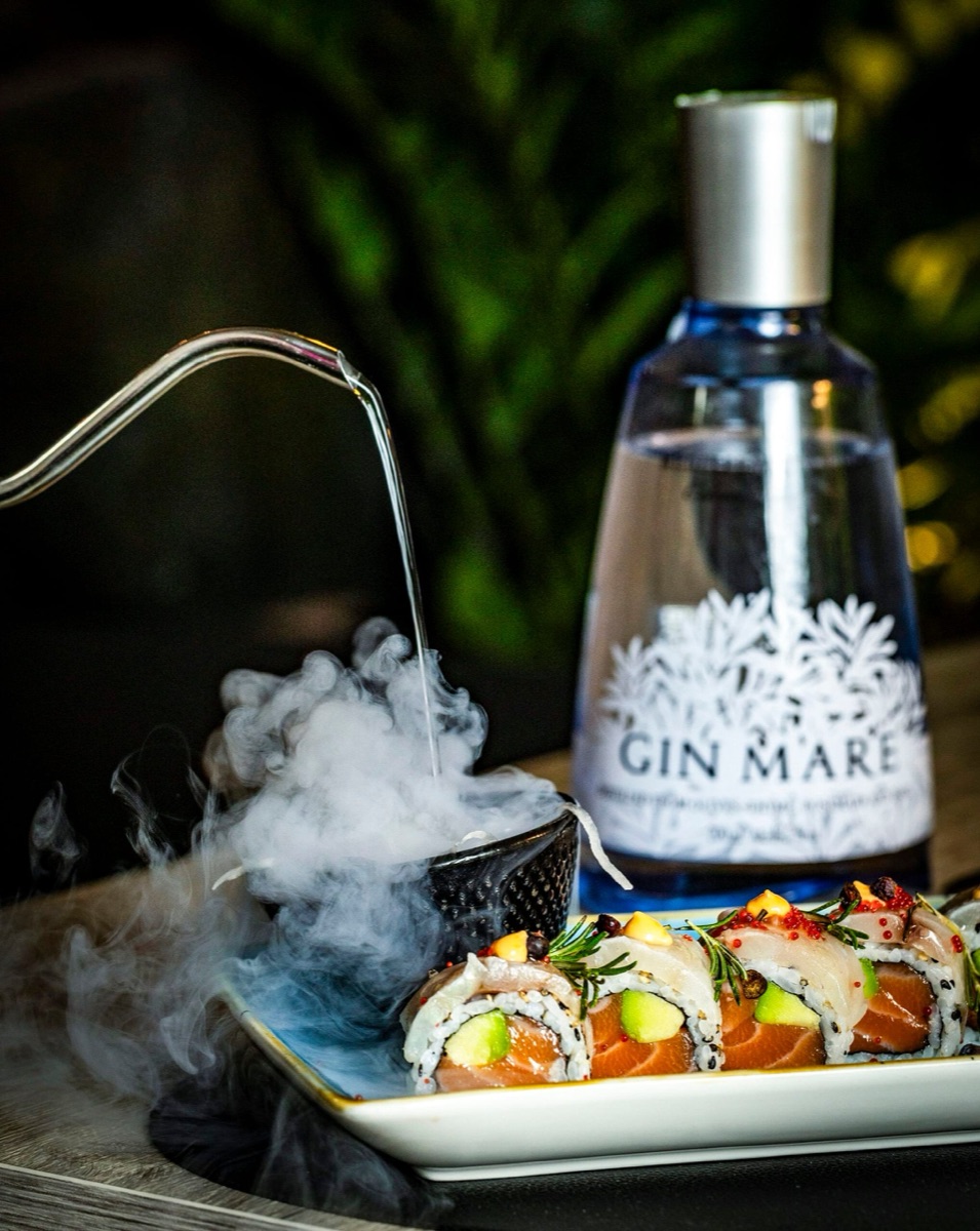 Rolls del Live con bottiglia di Gin Mare e fumo di ghiaccio secco